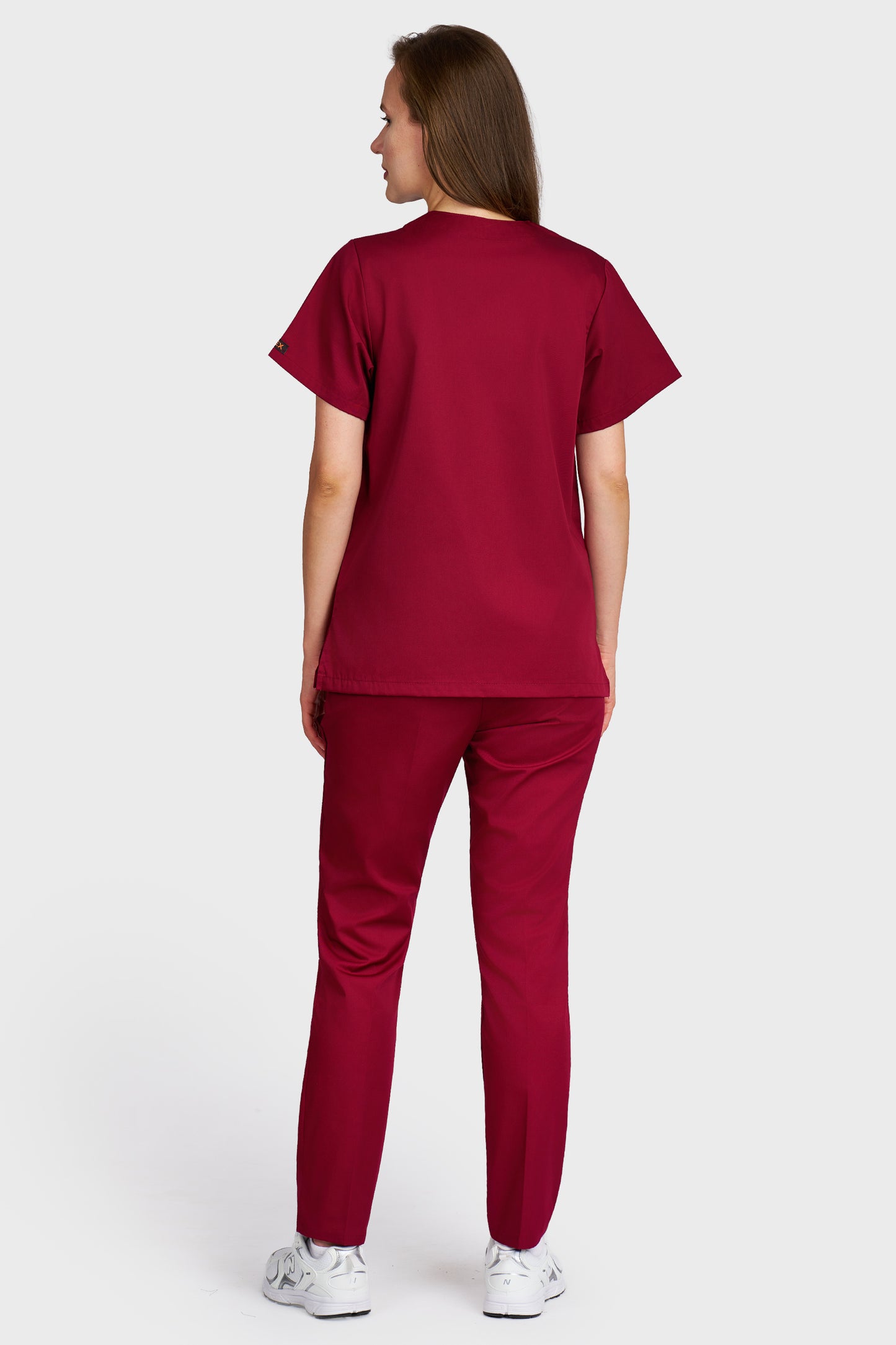 Costum medical femei bordo - bluza medicala Frieda si pantaloni Alisa, vedere din spate - AKITEX