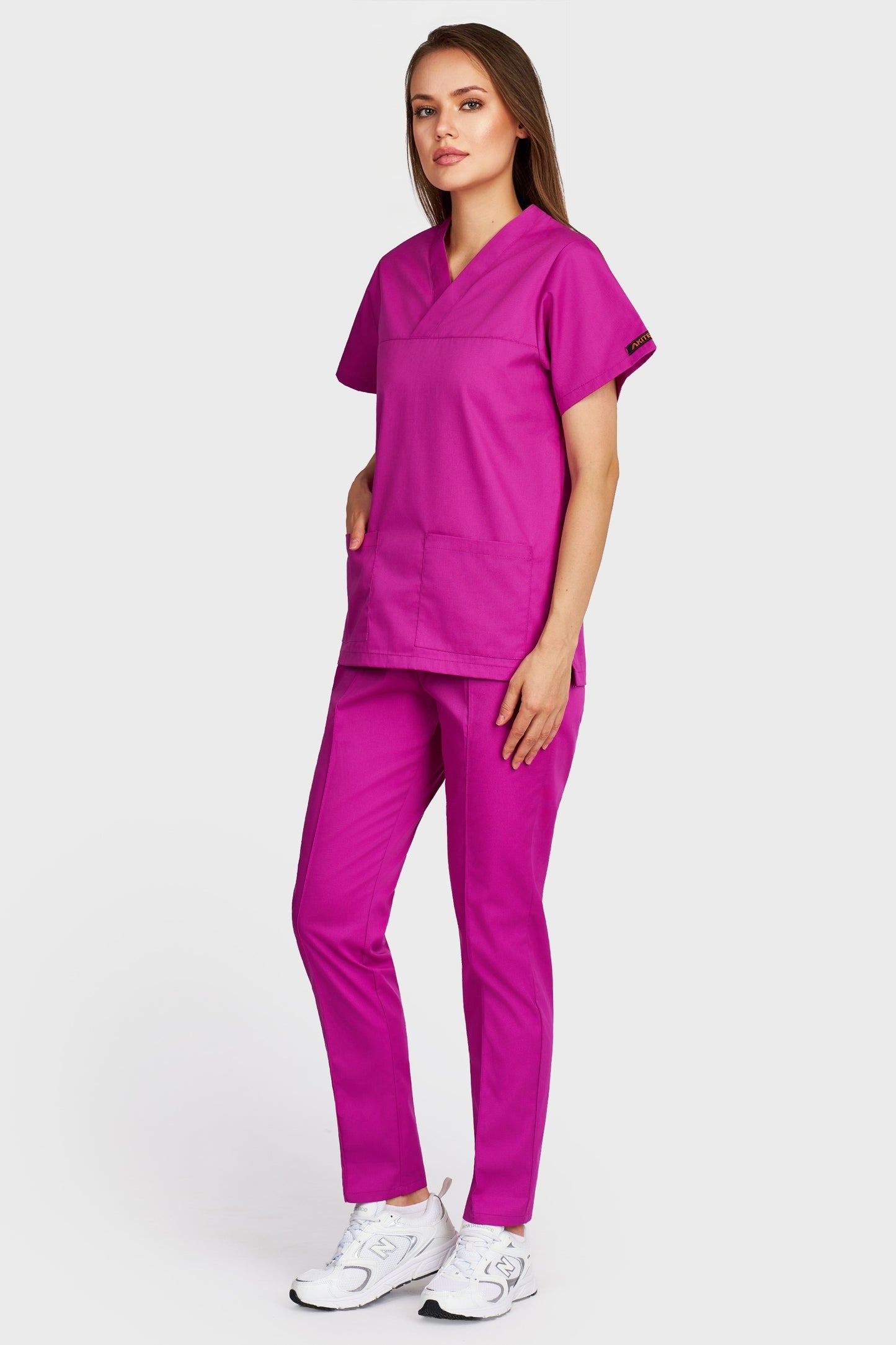 Costum medical femei fucsia - bluza medicala Frieda si pantaloni Alisa, vedere laterala - AKITEX
