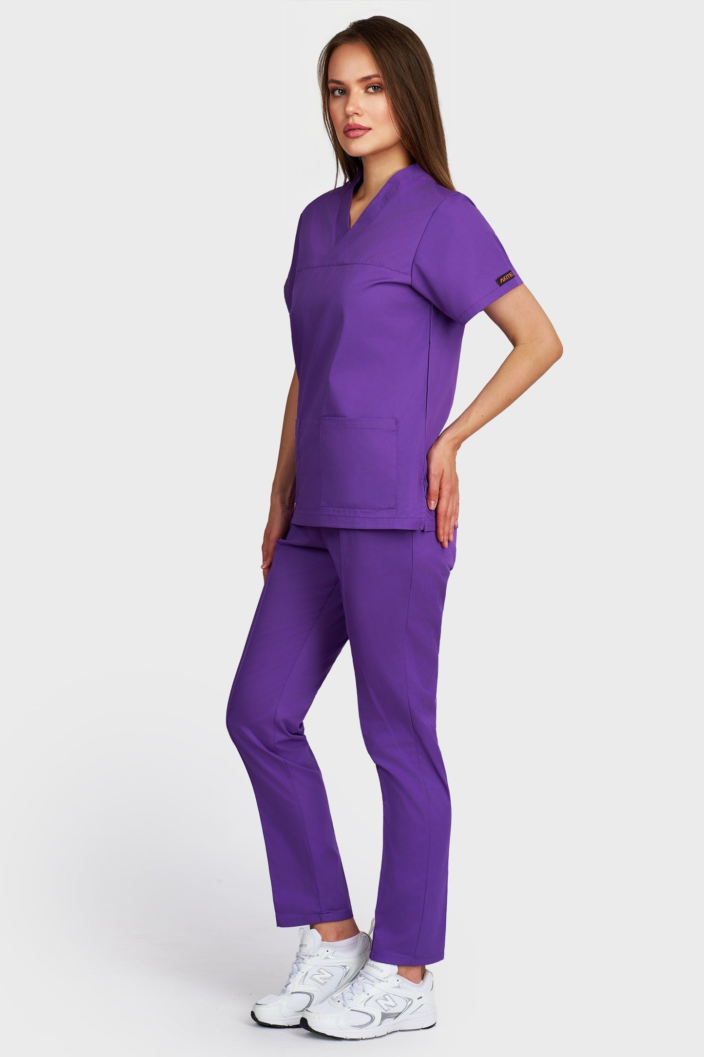 Costum medical femei mov - bluza medicala Frieda si pantaloni Alisa, vedere laterala - AKITEX