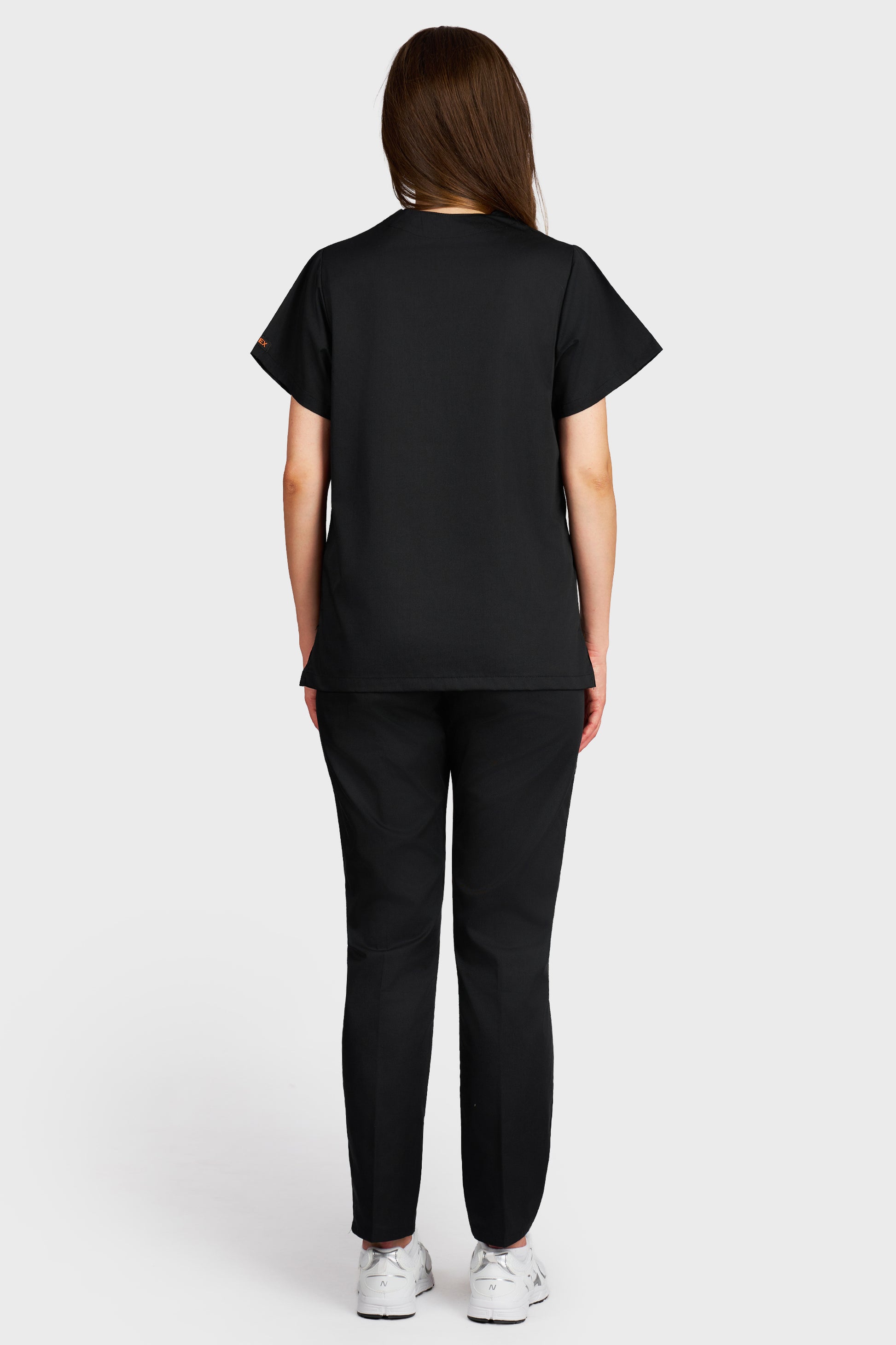Costum medical femei negru - bluza medicala Frieda si pantaloni Alisa, vedere din spate - AKITEX