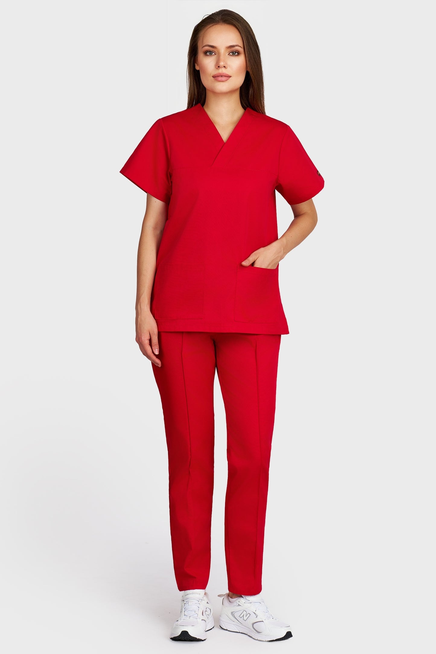 Costum medical femei rosu - bluza medicala Frieda si pantaloni Alisa, vedere din fata - AKITEX