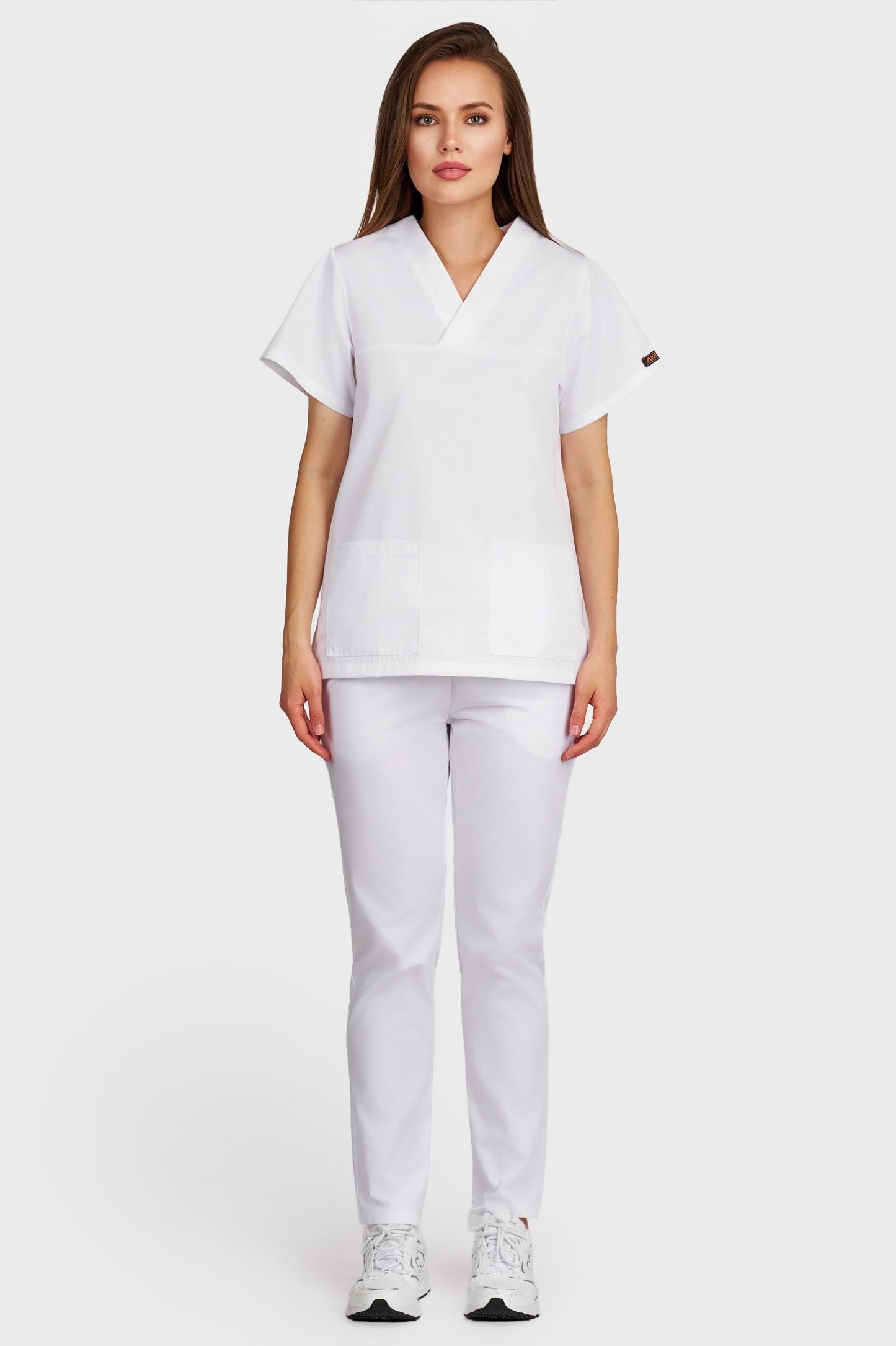 Costum medical femei alb - bluza medicala Frieda si pantaloni cu elastic, vedere din fata - AKITEX