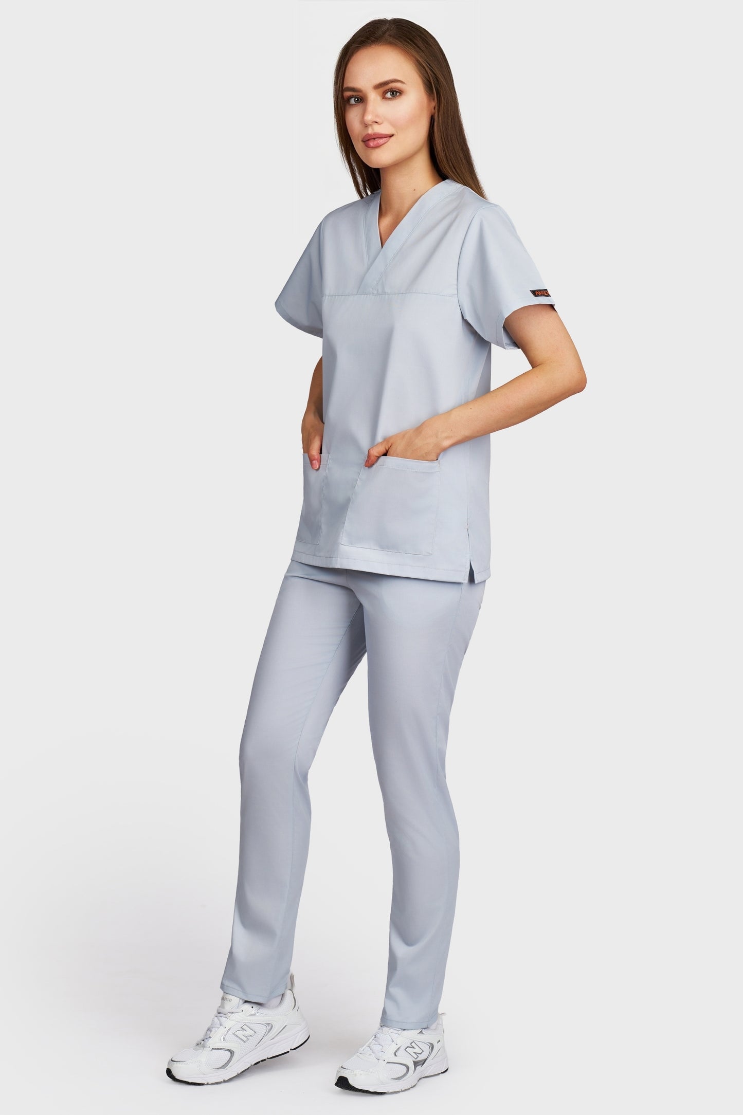 Costum medical femei gri - bluza medicala Frieda si pantaloni cu elastic, vedere laterala - AKITEX