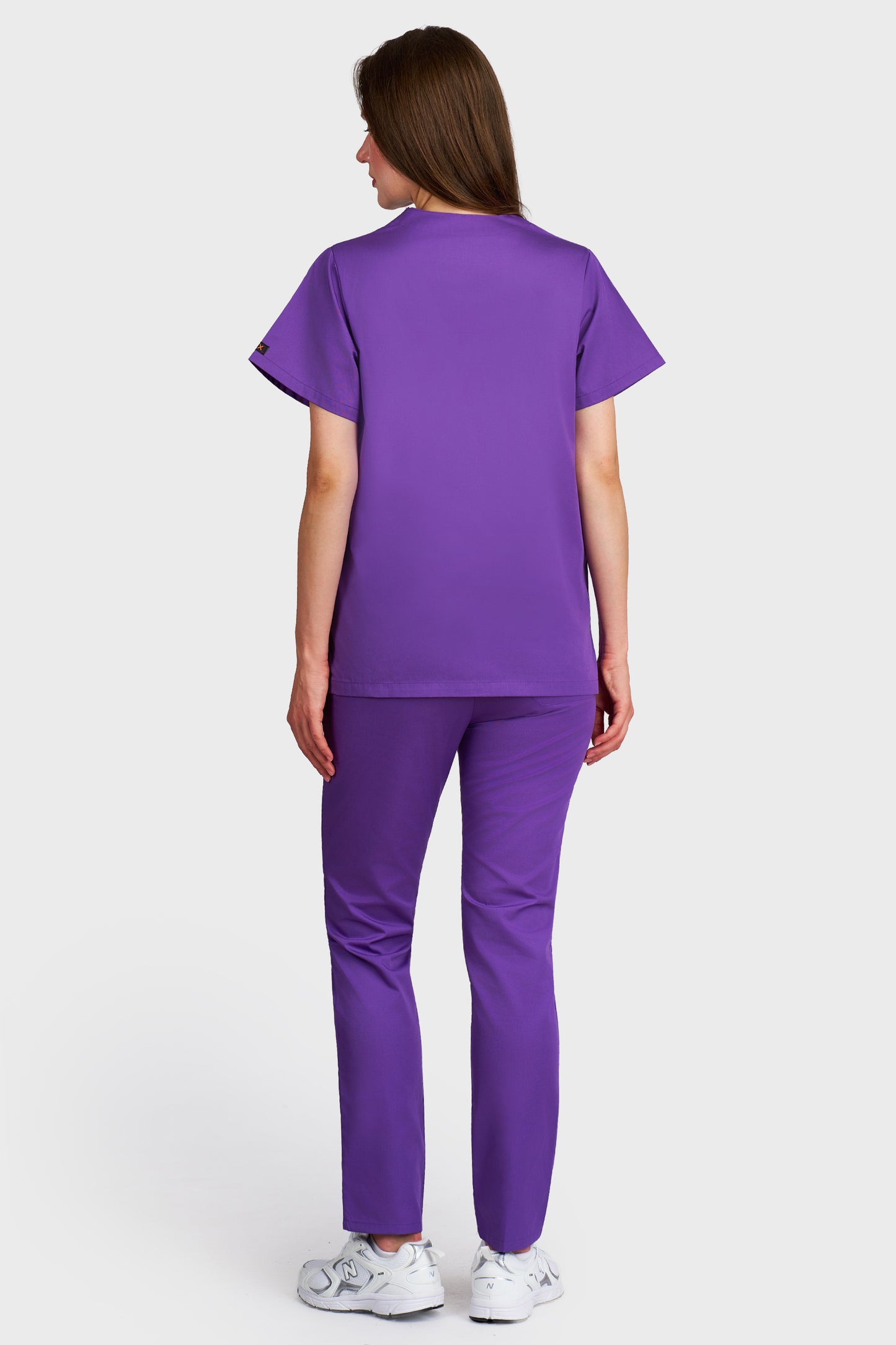 Costum medical femei mov - bluza medicala Frieda si pantaloni cu elastic, vedere din spate - AKITEX
