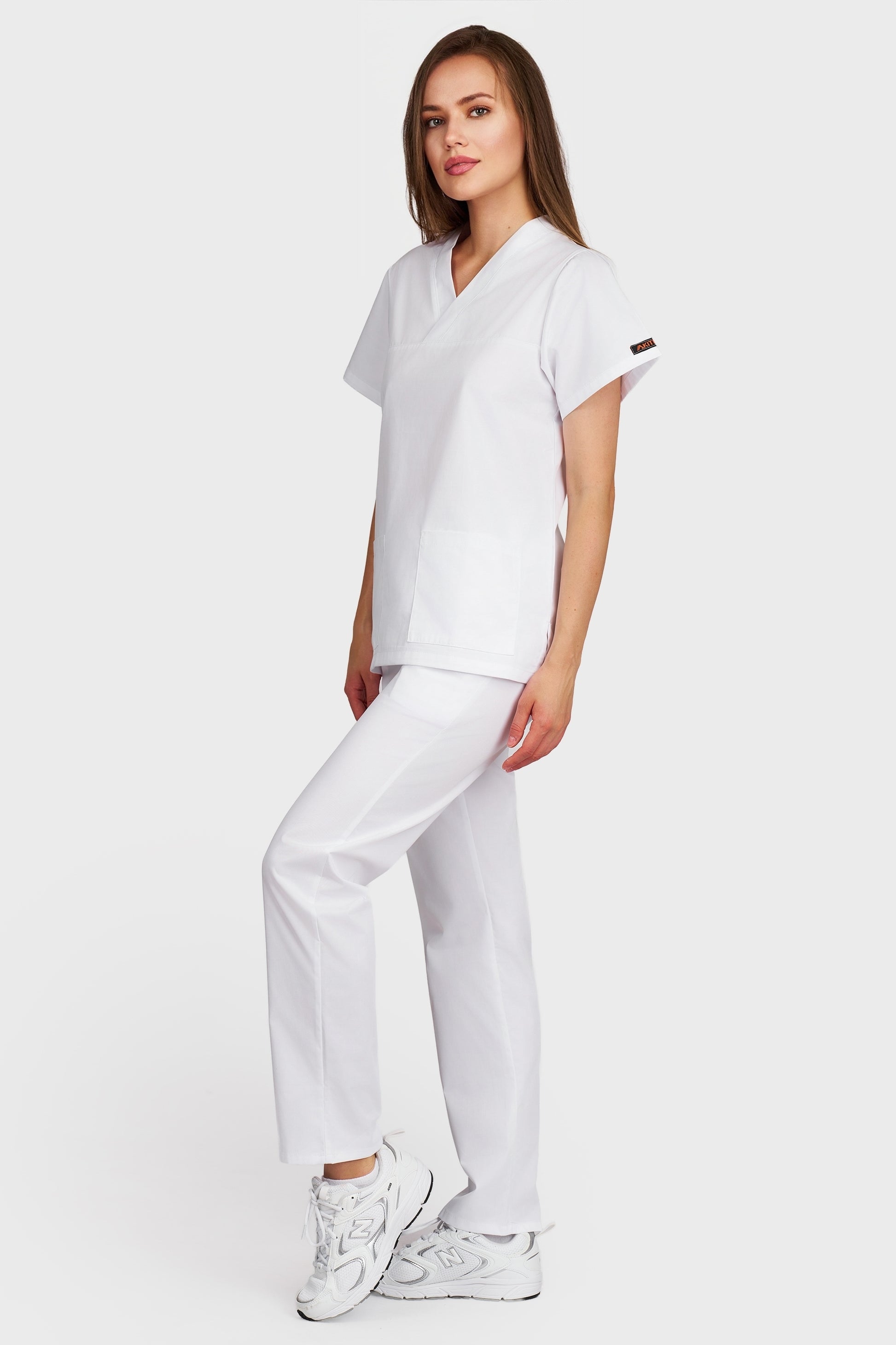 Costum medical femei alb - bluza medicala Frieda si pantaloni cu elastic si snur, vedere laterala - AKITEX