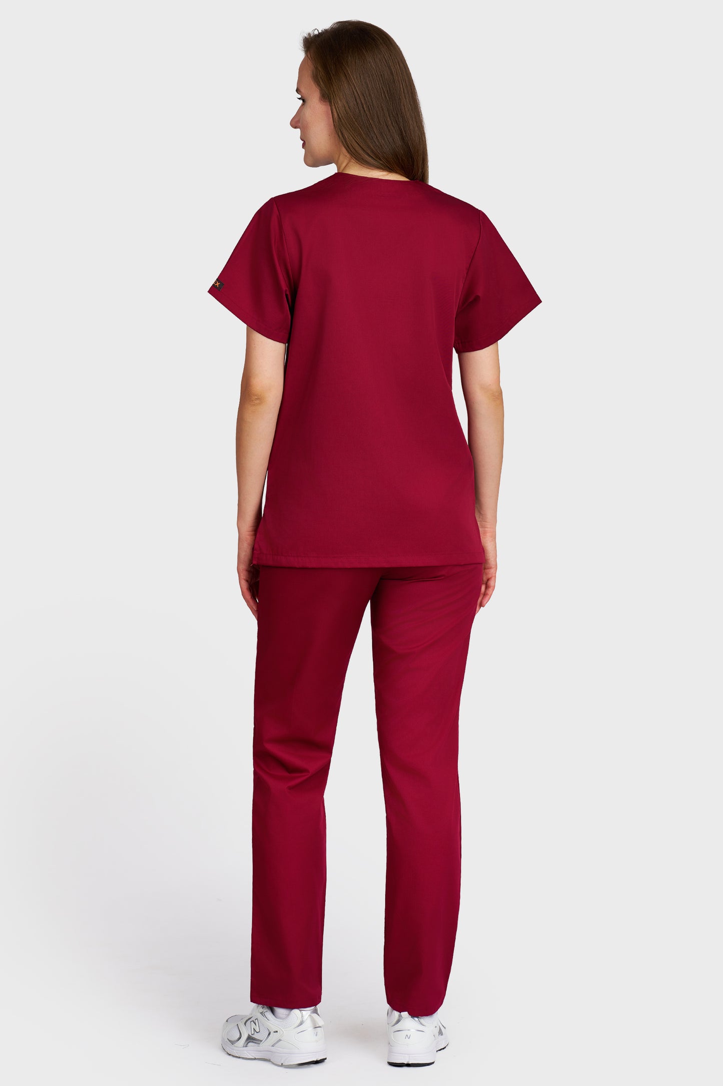 Costum medical femei bordo - bluza medicala Frieda si pantaloni cu elastic si snur, vedere din spate - AKITEX