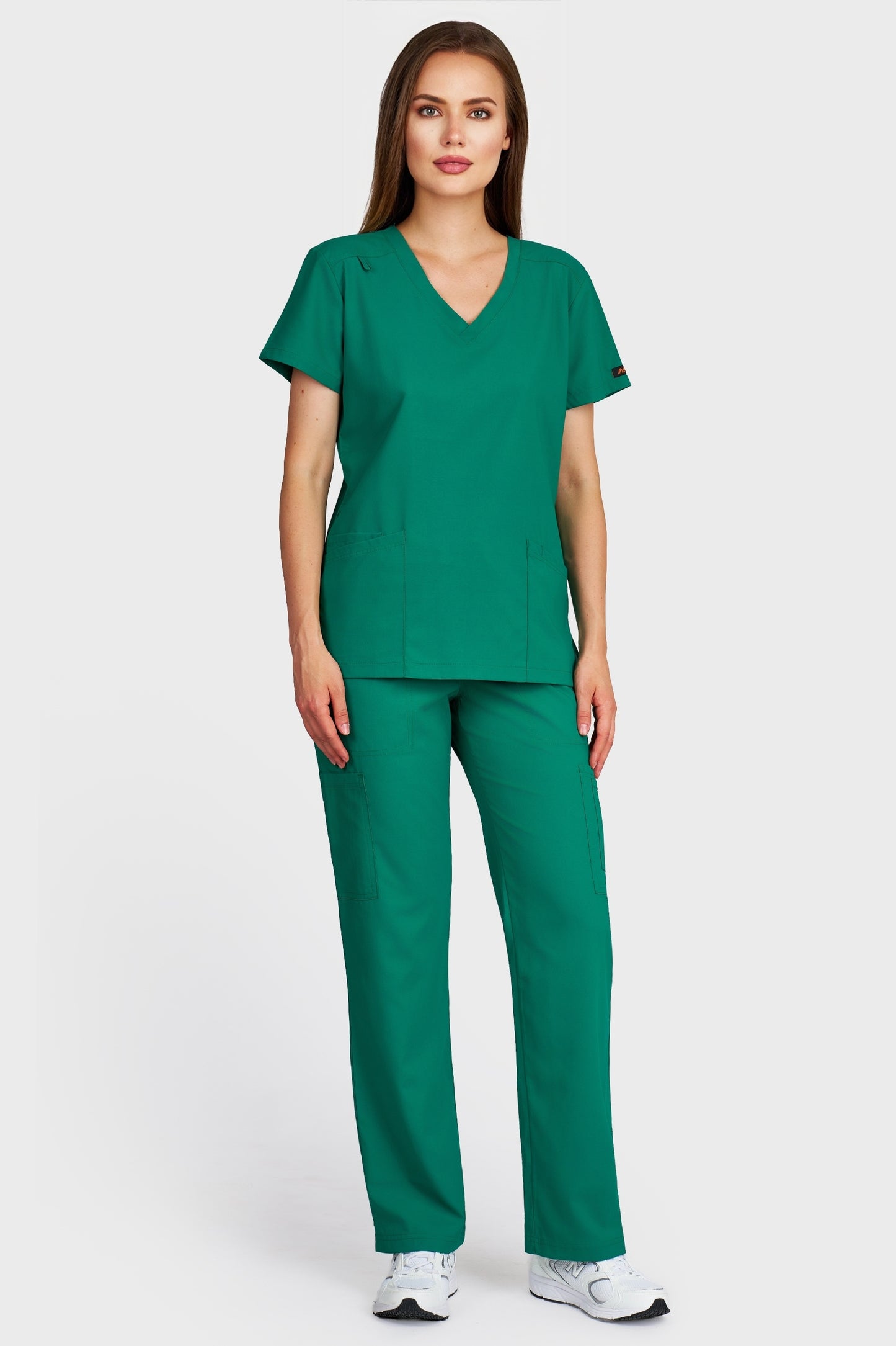 Costum medical femei verde - bluza medicala Juliette si pantaloni Cargo, vedere din fata - AKITEX