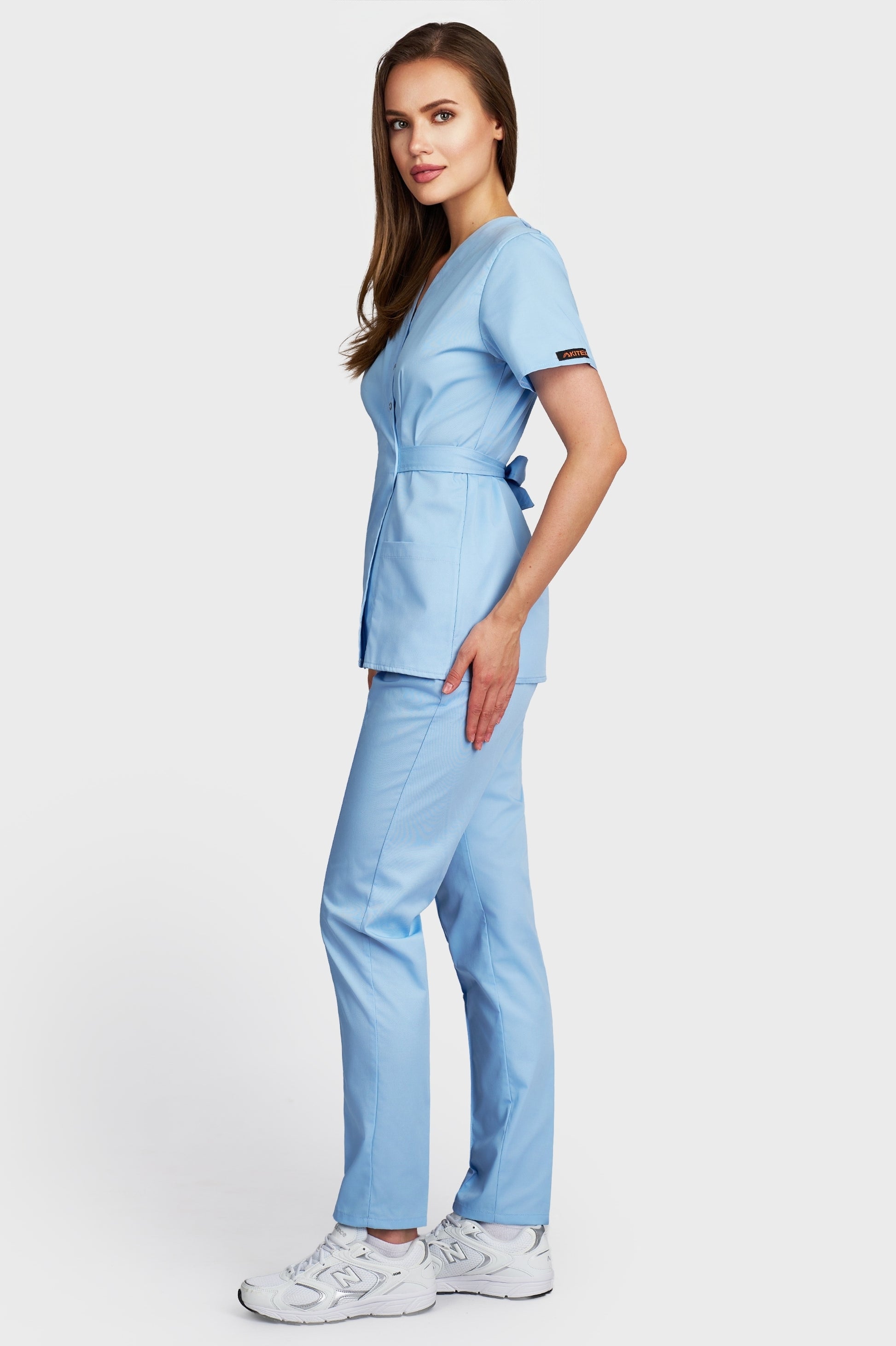 Costum medical femei lightblue - bluza medicala Kimono si pantaloni Alisa, vedere laterala - AKITEX