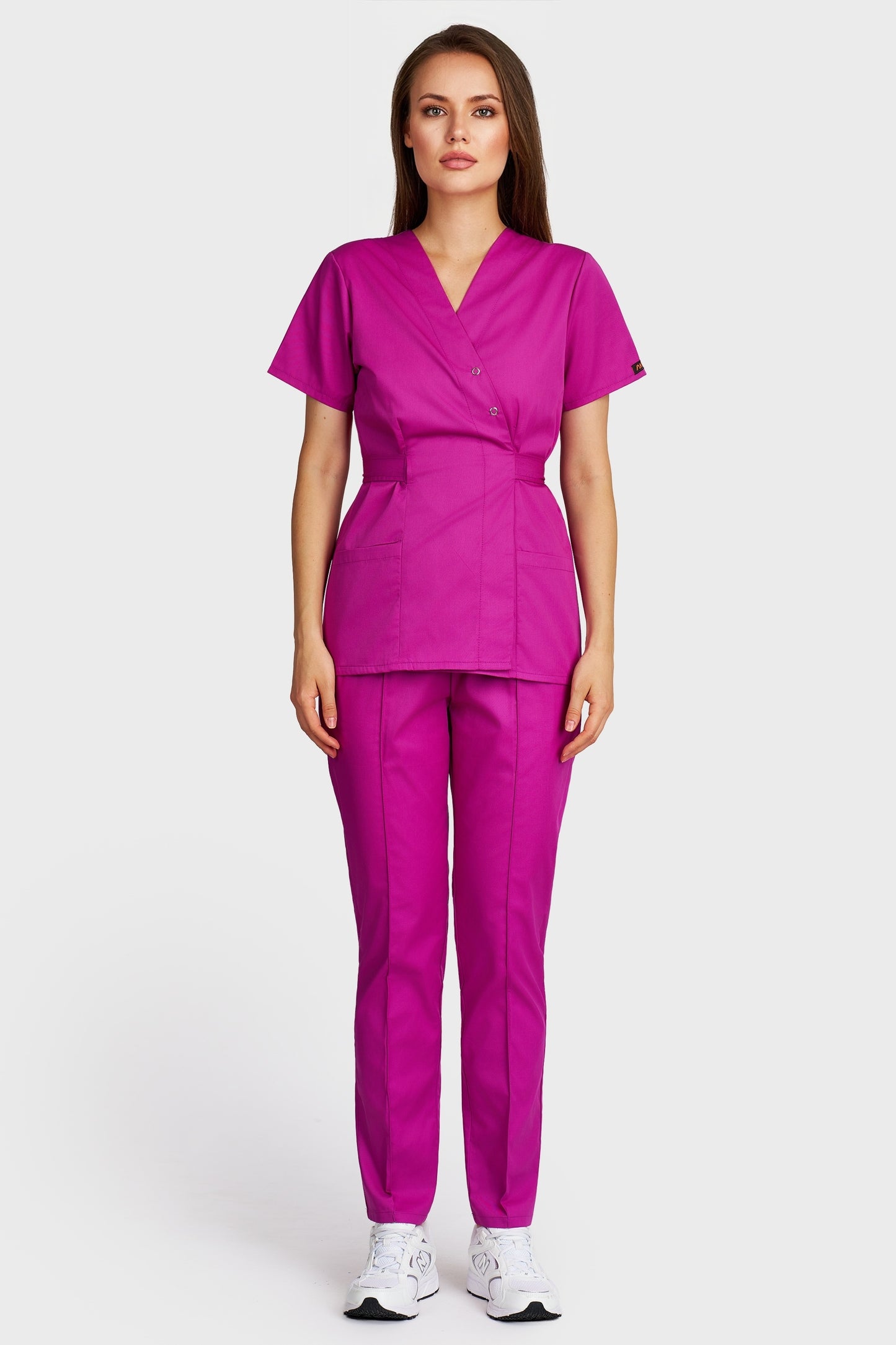Costum medical femei fucsia - bluza medicala Kimono si pantaloni Alisa, vedere din fata - AKITEX