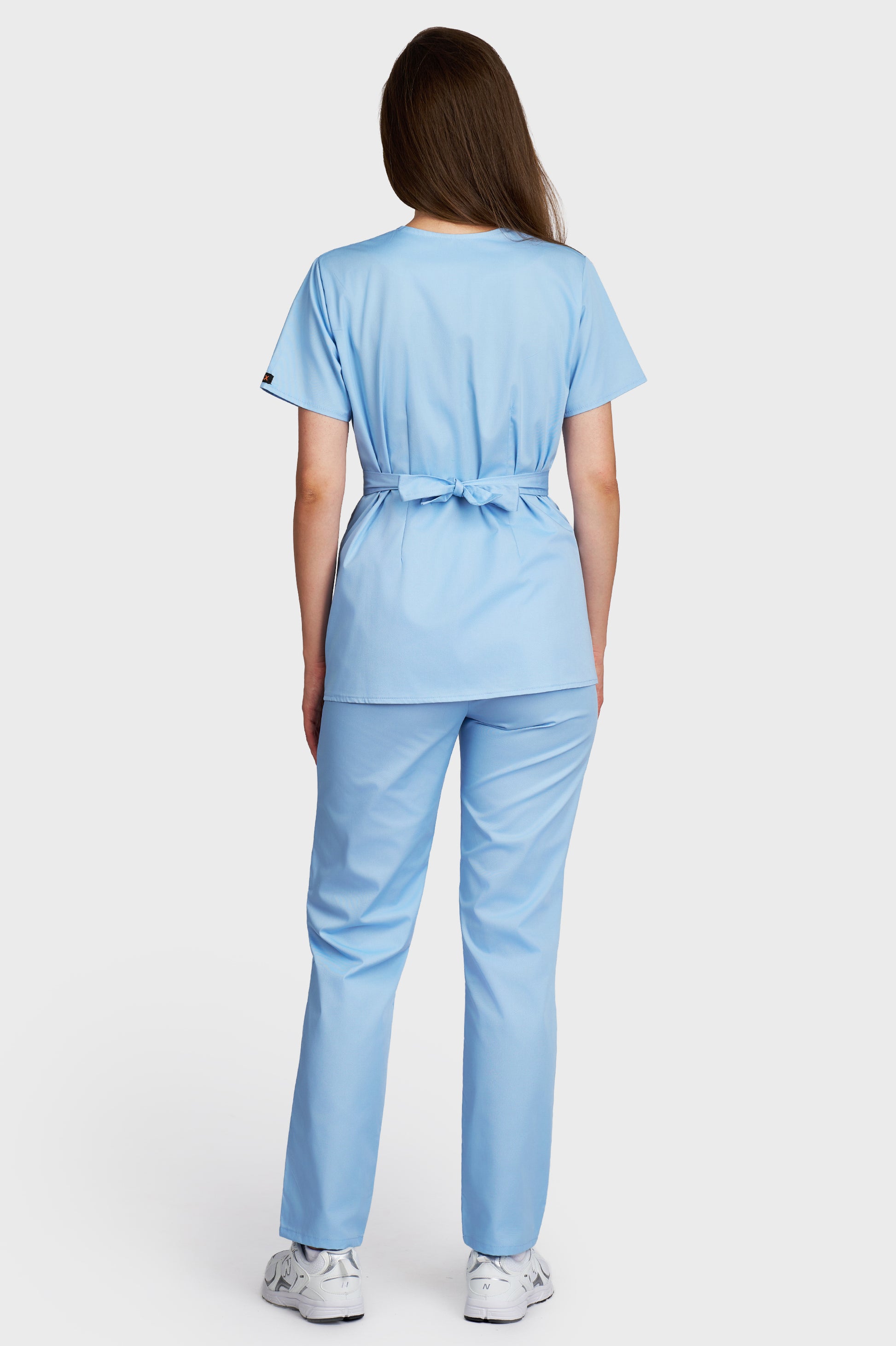 Costum medical femei bleu deschis - bluza medicala Kimono si pantaloni cu elastic si snur, vedere din spate - AKITEX