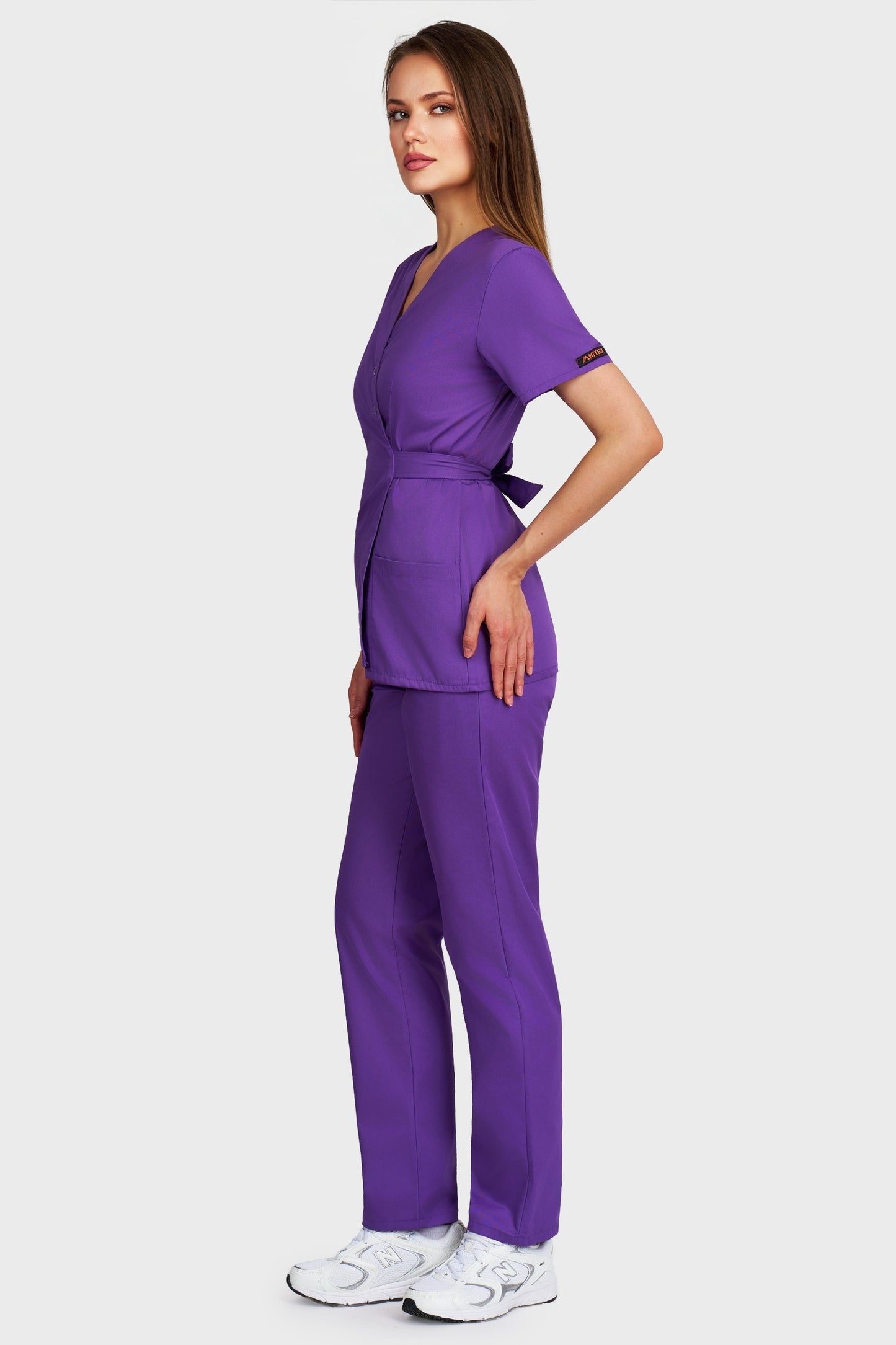 Costum medical femei mov - bluza medicala Kimono si pantaloni cu elastic si snur, vedere laterala - AKITEX