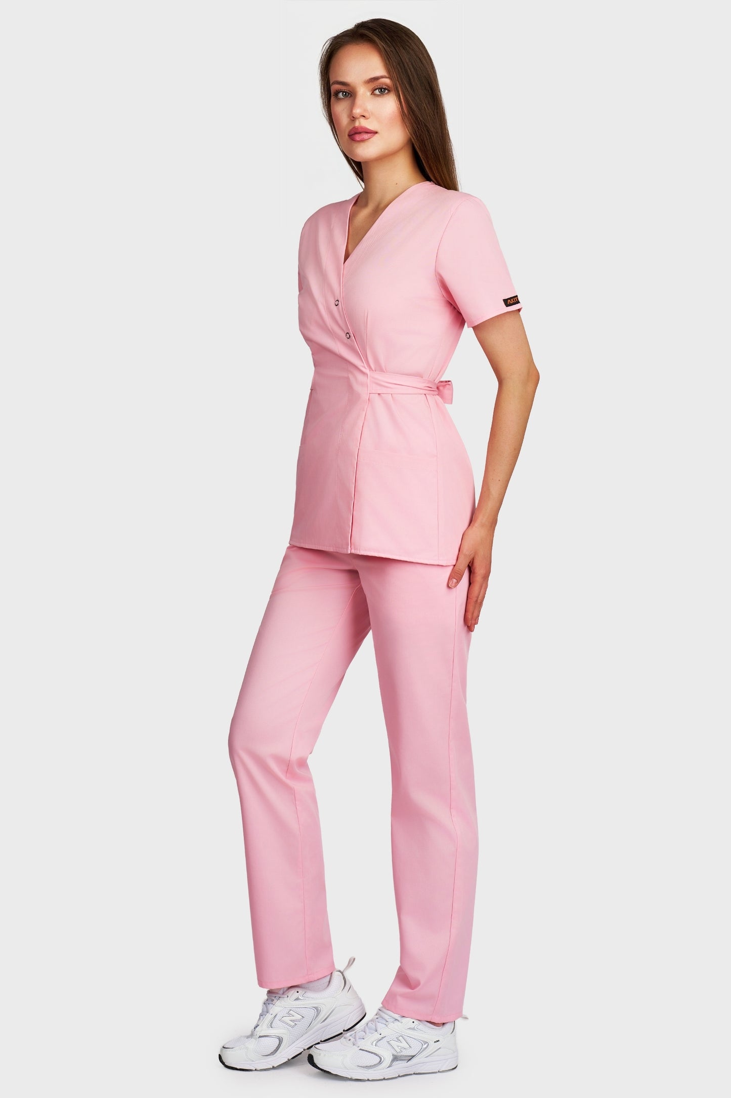 Costum medical femei roz - bluza medicala Kimono si pantaloni cu elastic si snur, vedere laterala - AKITEX