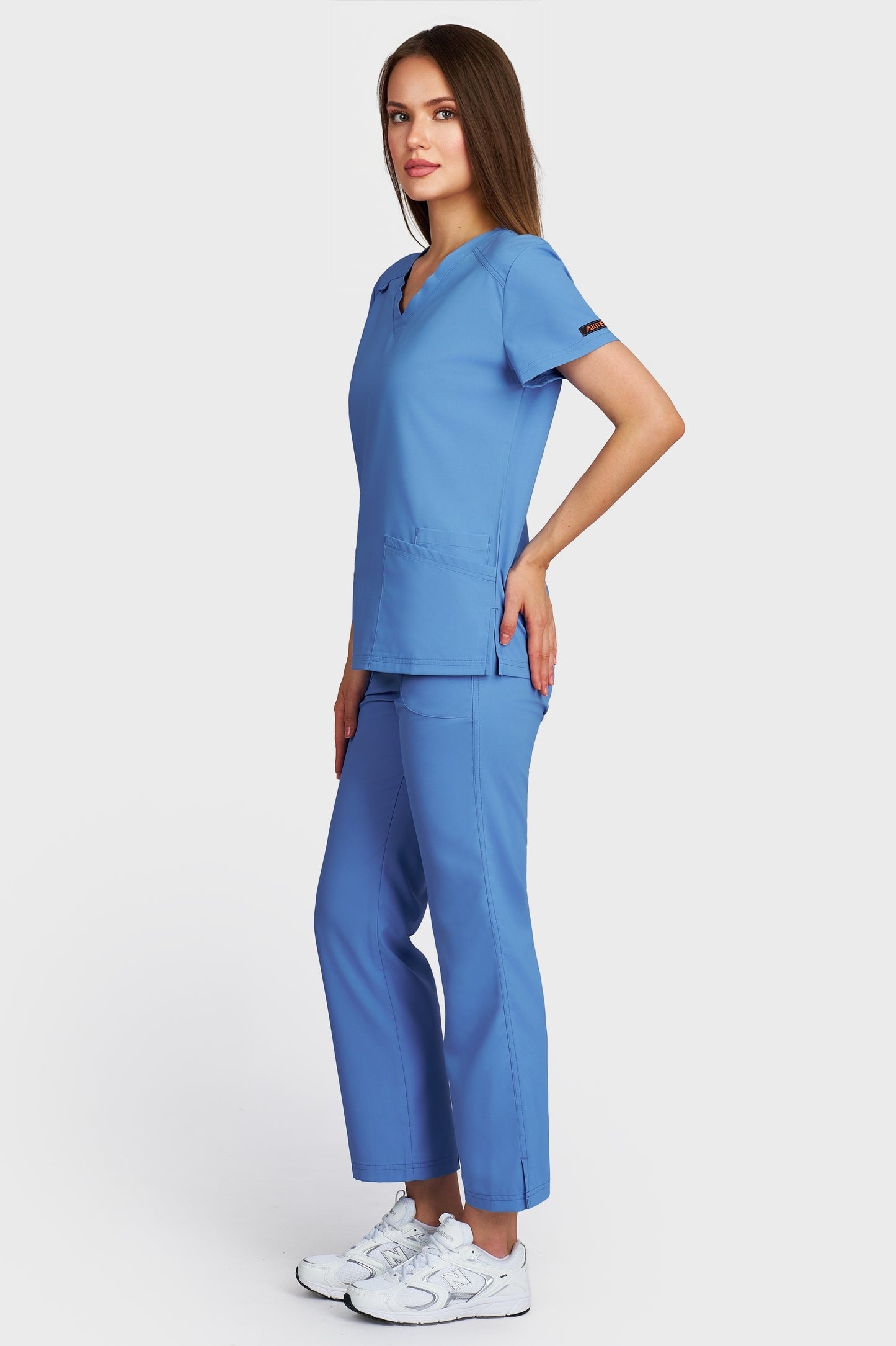 Costum medical femei albastru azur - bluza medicala Tosca si pantaloni Violeta, vedere laterala - AKITEX