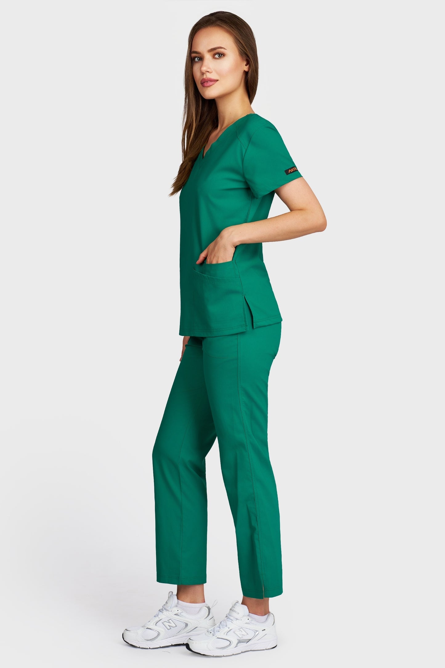 Costum medical femei verde - bluza medicala Tosca si pantaloni Violeta, vedere laterala - AKITEX