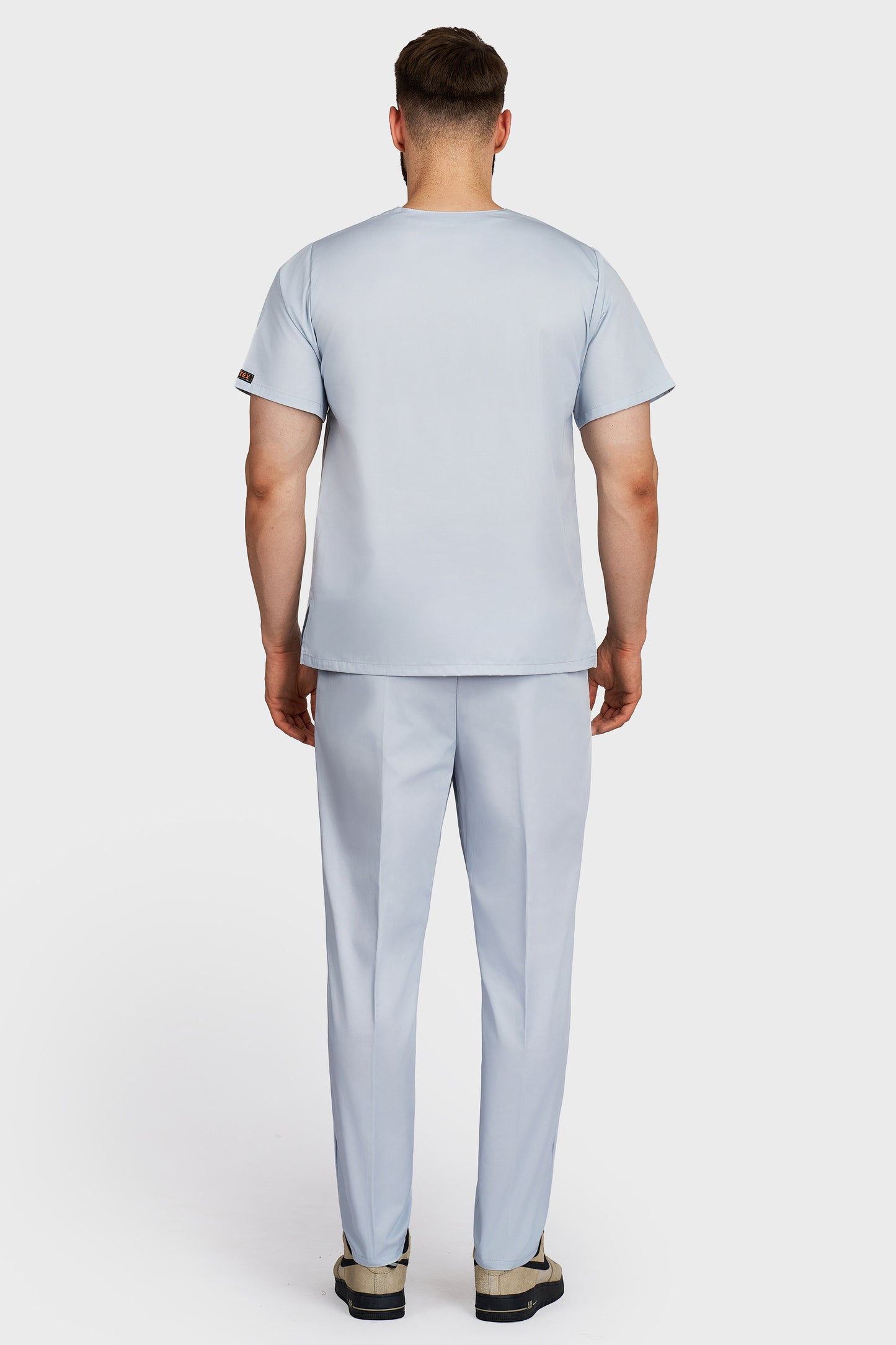 Costum medical barbati gri - bluza medicala cu guler in V si pantaloni Alisa, vedere din spate - AKITEX