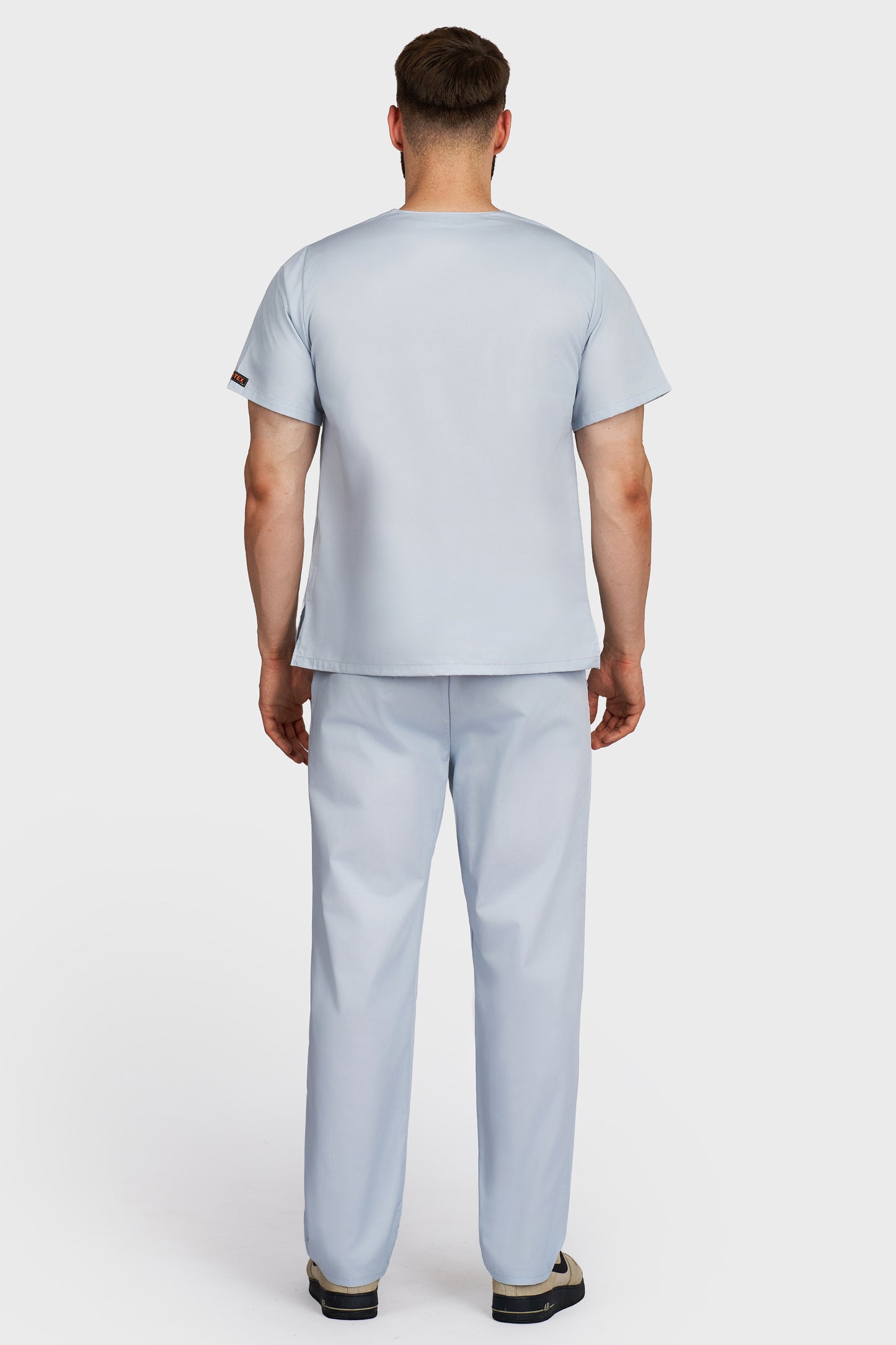 Costum medical barbati gri - bluza medicala cu guler in V si pantaloni cu elastic si snur, vedere din spate - AKITEX