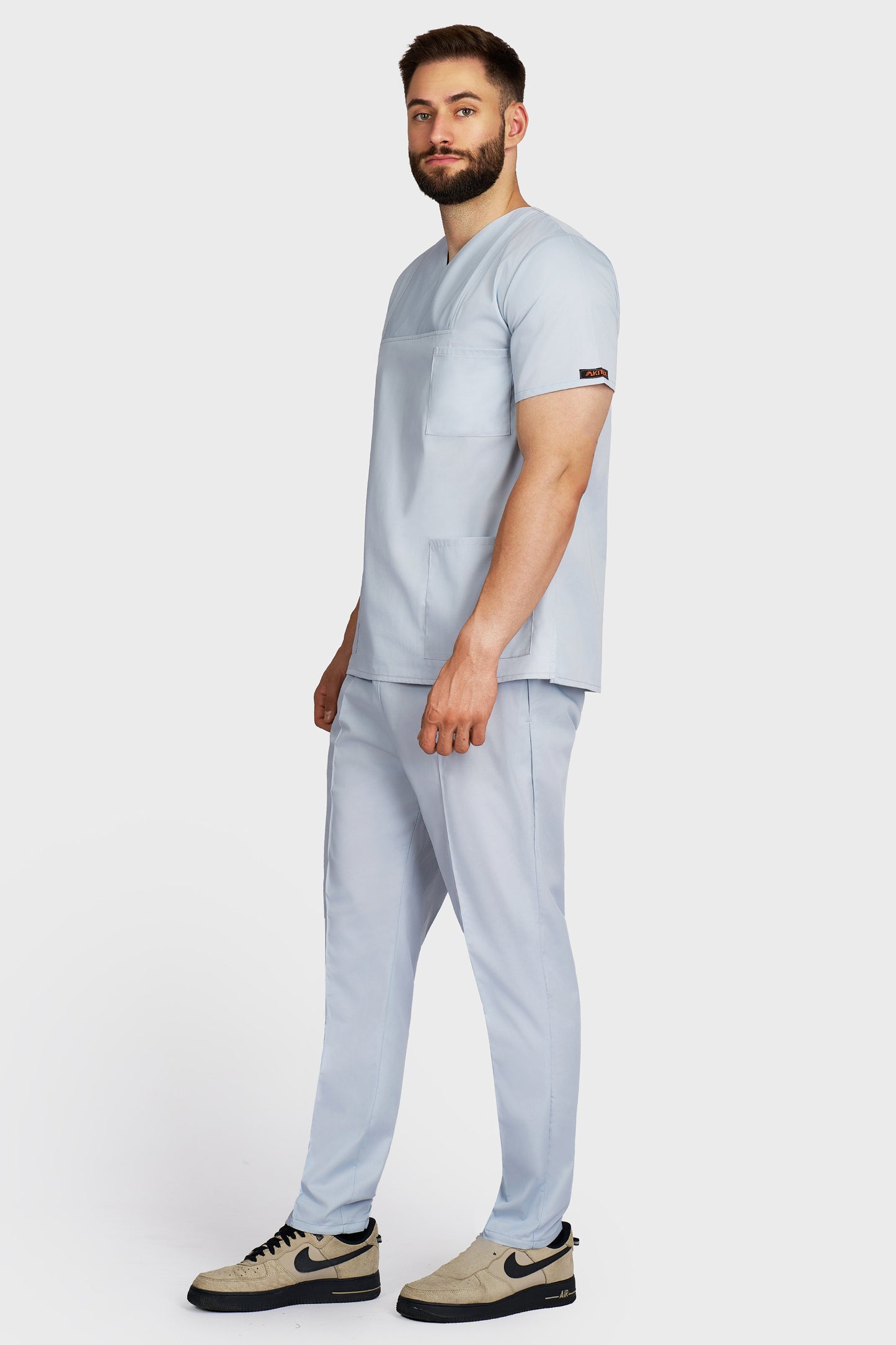 Costum medical barbati gri - bluza medicala Victoria si pantaloni Alisa, vedere laterala - AKITEX