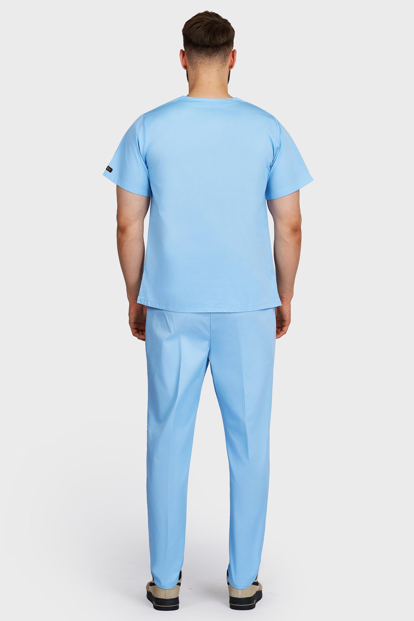 Costum medical barbati light blue - bluza medicala cu guler in V si pantaloni Alisa, vedere din spate - AKITEX