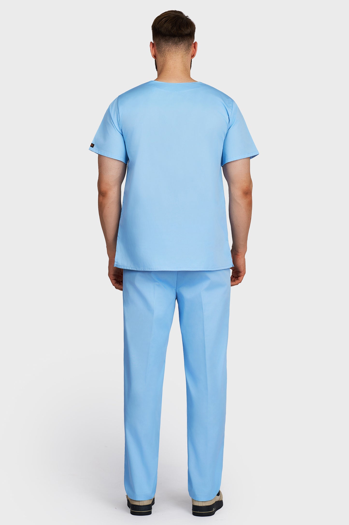 Costum medical barbati light blue - bluza medicala Victoria si pantaloni cu elastic si snur, vedere din spate - AKITEX