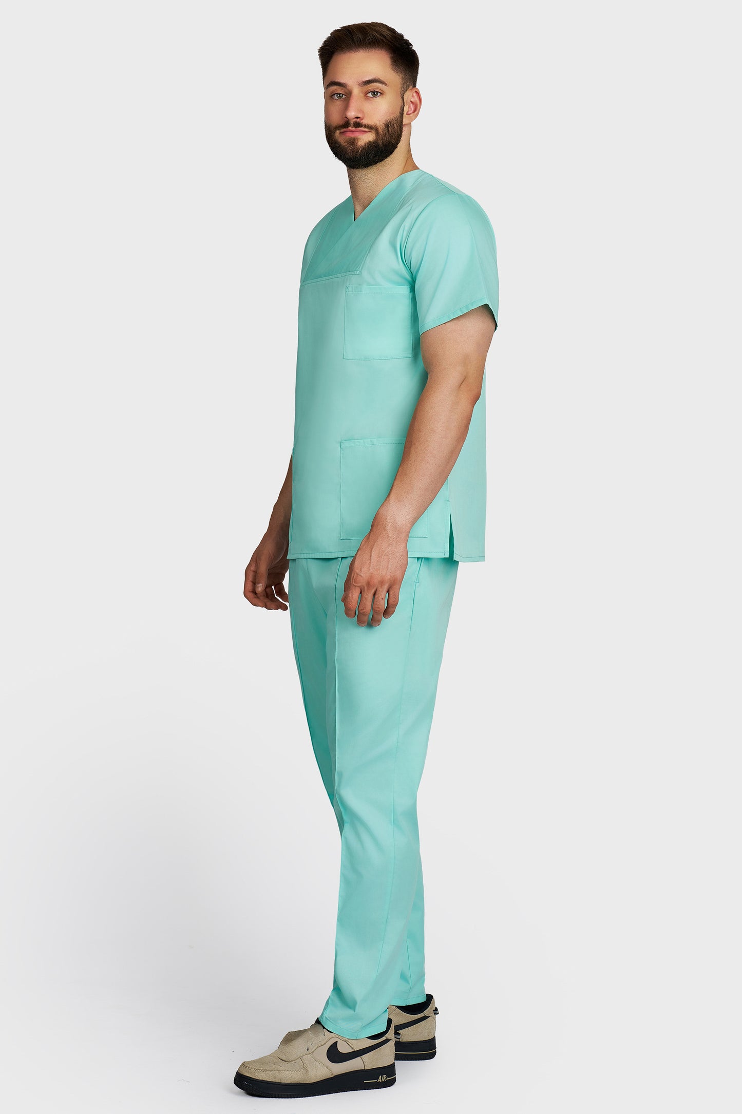 Costum medical barbati menta - bluza medicala Victoria si pantaloni Alisa, vedere laterala - AKITEX