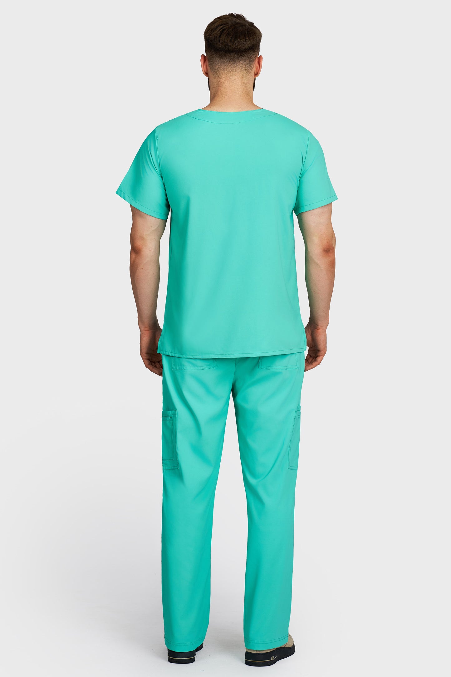 Costum medical barbati menta - bluza medicala Victoria si pantaloni cargo, material microstretch antimicrobian, vedere din spate - AKITEX