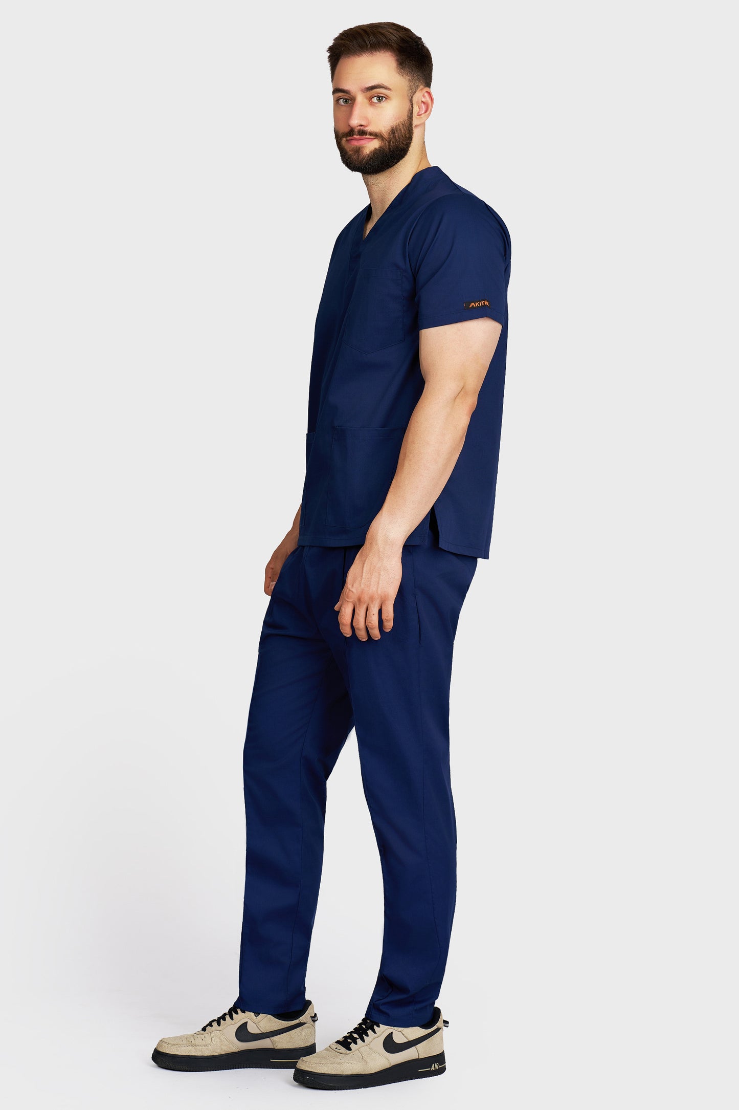 Costum medical barbati navy - bluza medicala cu guler in V si pantaloni Alisa, vedere laterala - AKITEX