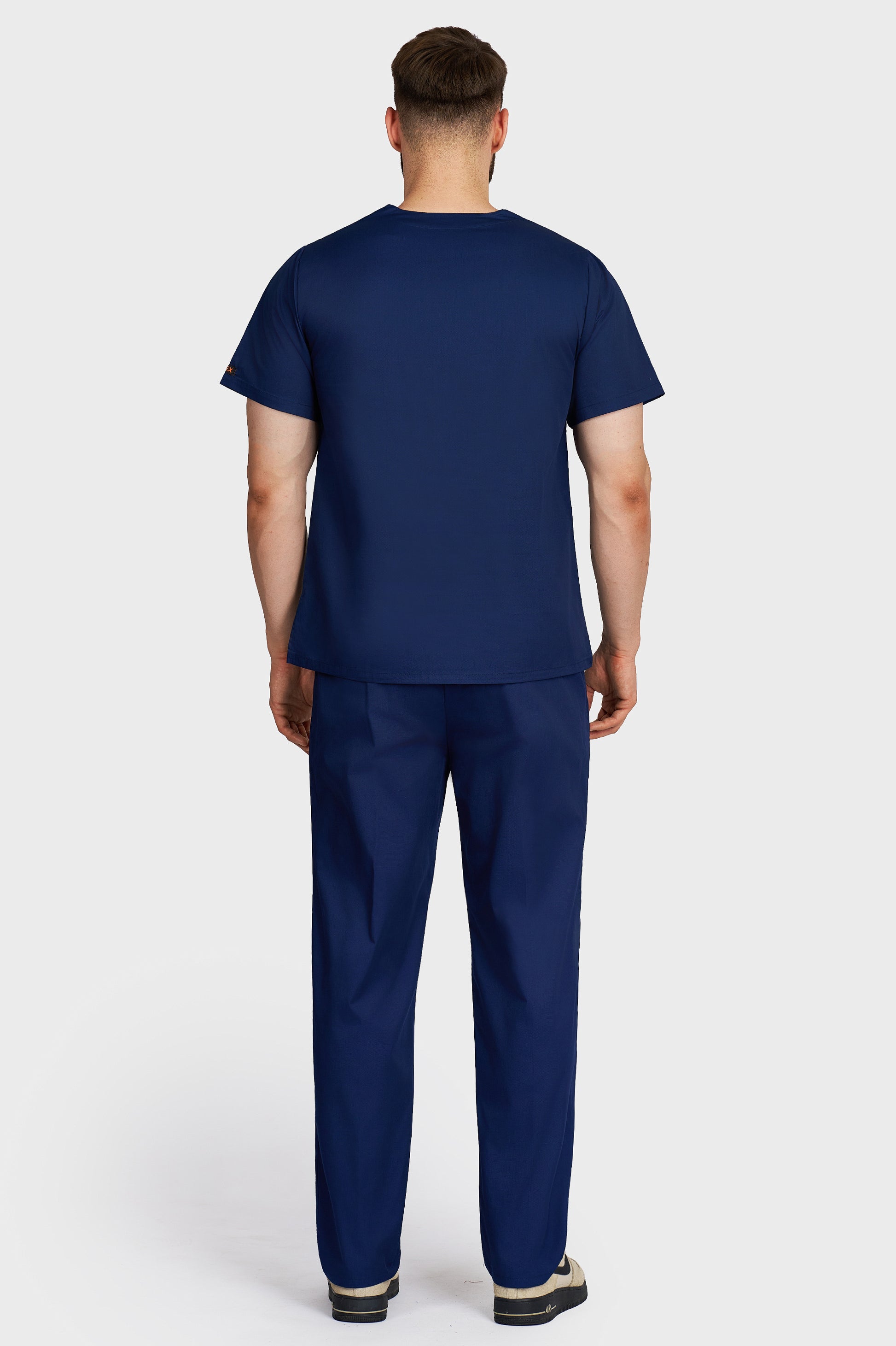 Costum medical barbati navy - bluza medicala cu guler in V si pantaloni cu elastic si snur, vedere din spate - AKITEX