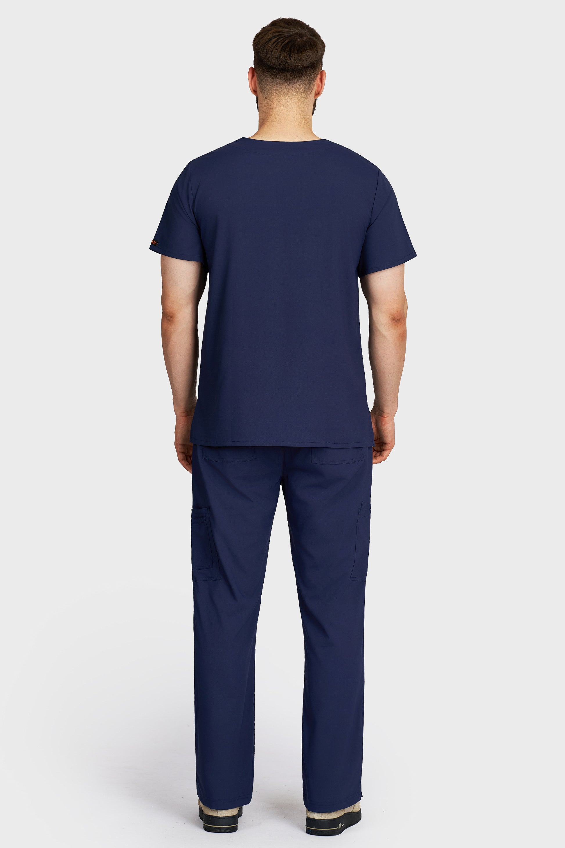Costum medical barbati navy - bluza medicala cu guler in V si pantaloni cargo, material microstretch antimicrobian, vedere din spate - AKITEX