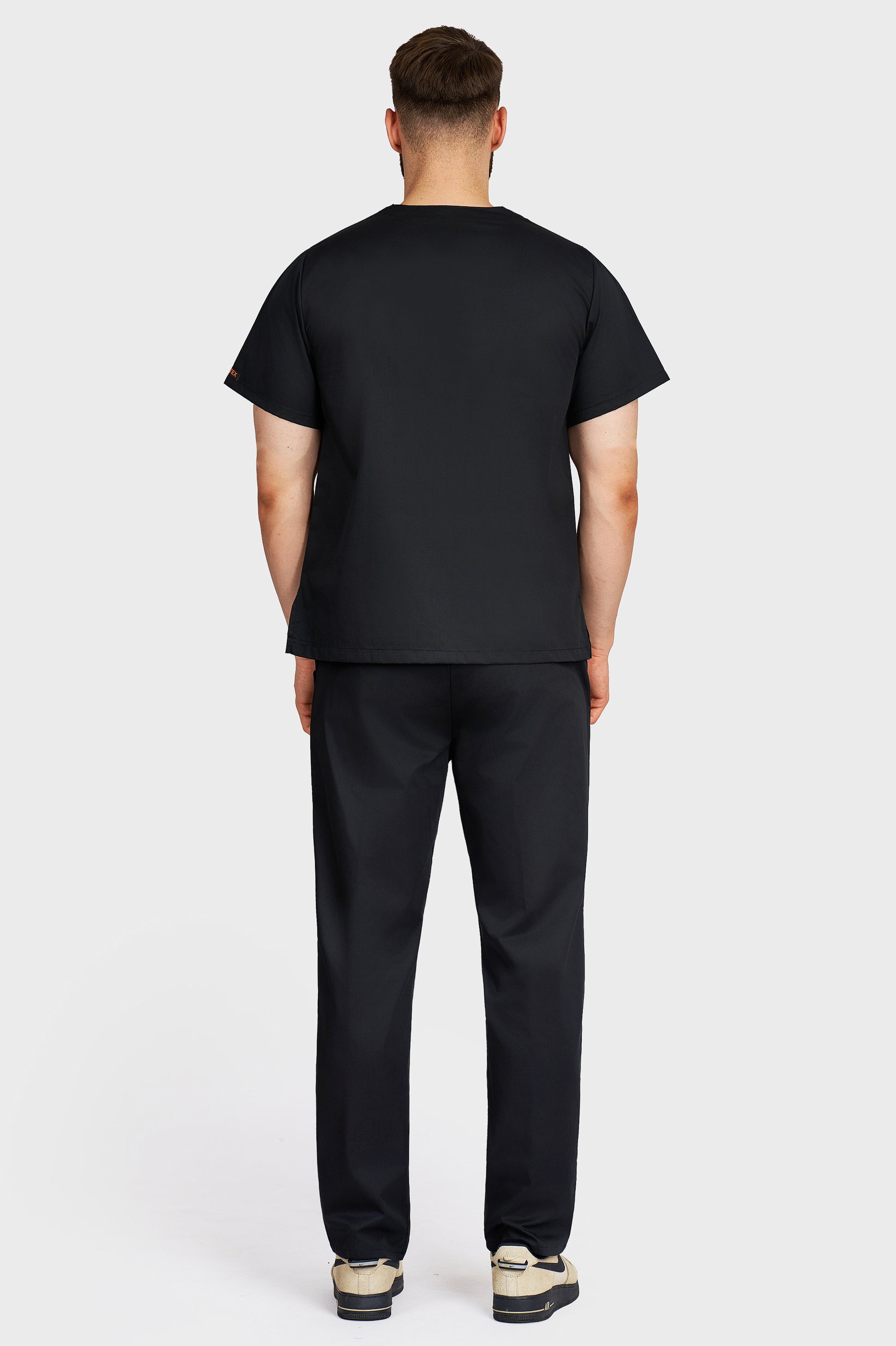 Costum medical barbati negru - bluza medicala cu guler in V si pantaloni cu elastic si snur, vedere din spate - AKITEX