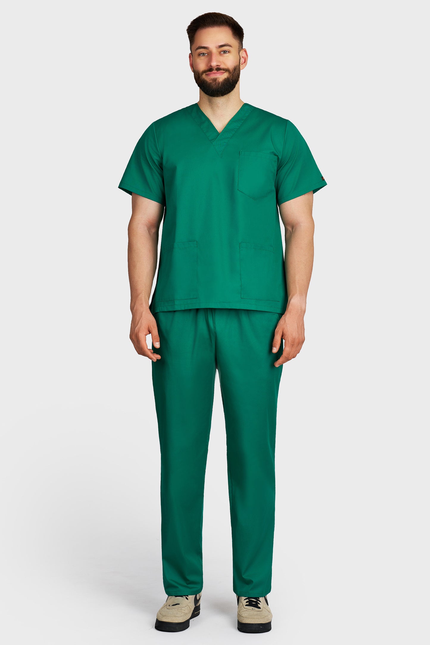Costum medical barbati verde - bluza medicala cu guler in V si pantaloni cu elastic si snur, vedere din fata - AKITEX