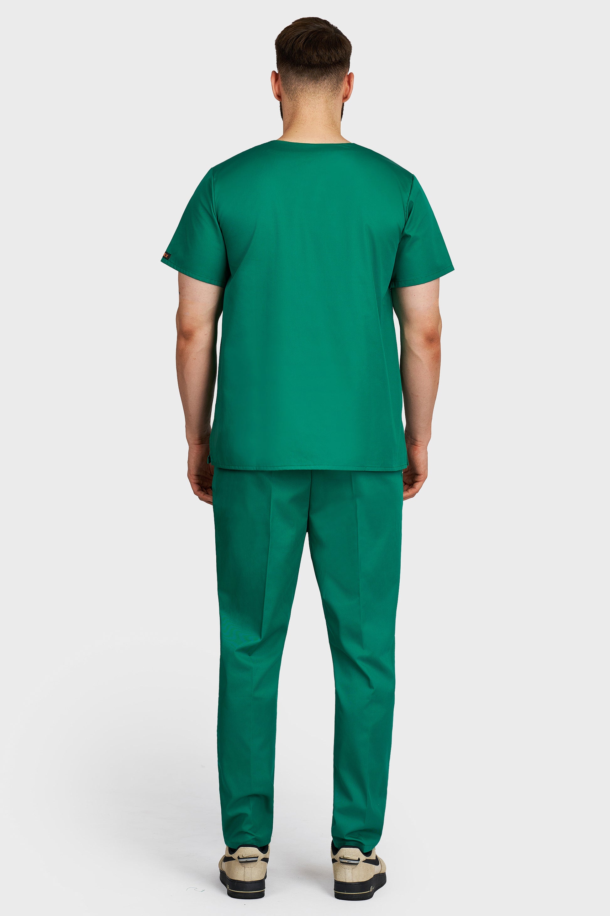 Costum medical barbati verde - bluza medicala Victoria si pantaloni Alisa, vedere din spate - AKITEX