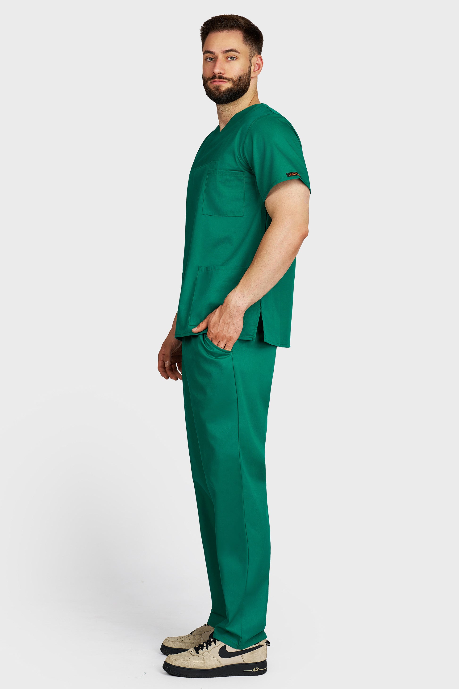 Costum medical barbati verde - bluza medicala Victoria si pantaloni cu elastic si snur, vedere laterala - AKITEX