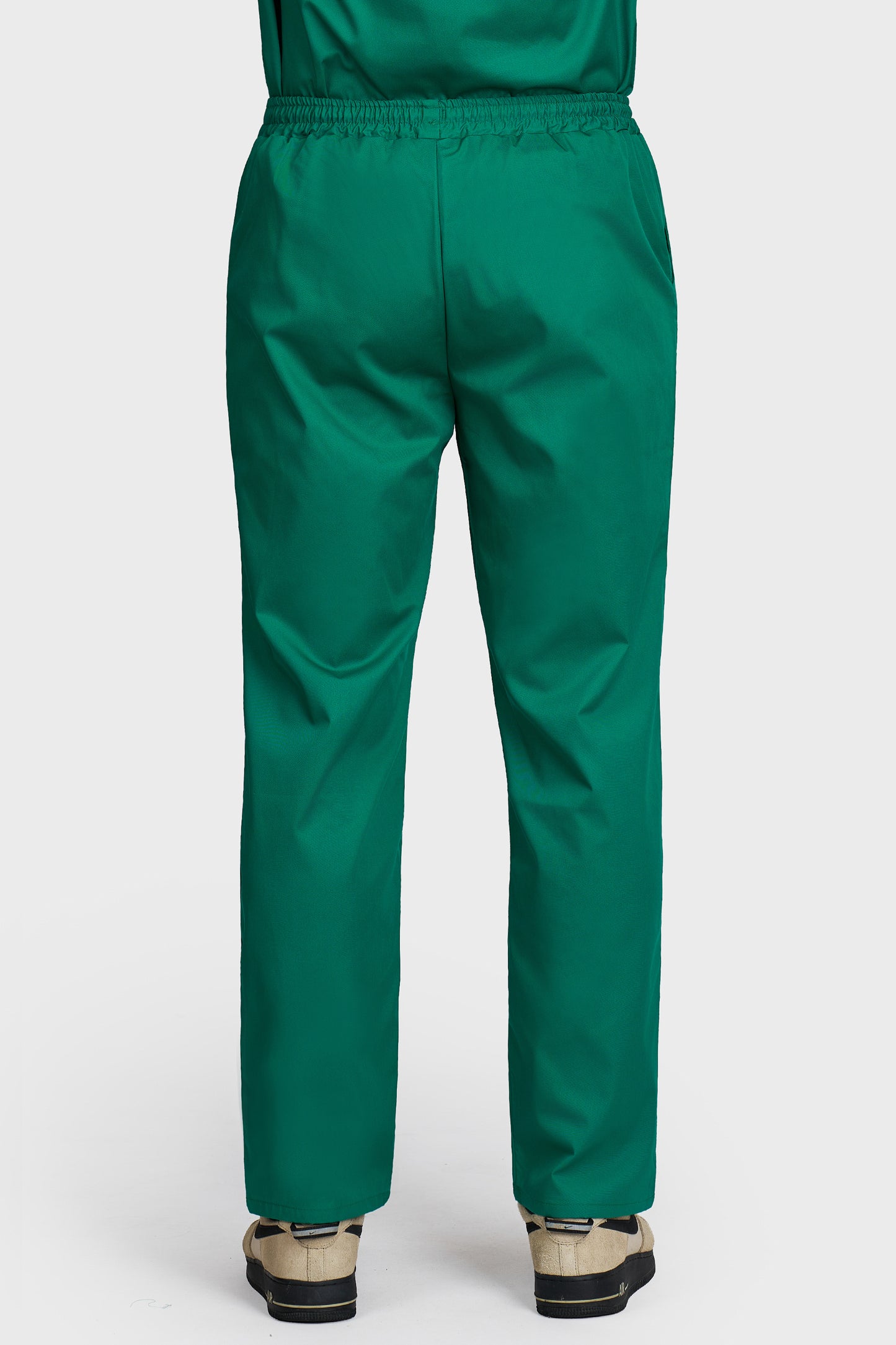 Pantaloni medicali barbati cu elastic si snur verde - vedere din spate - AKITEX