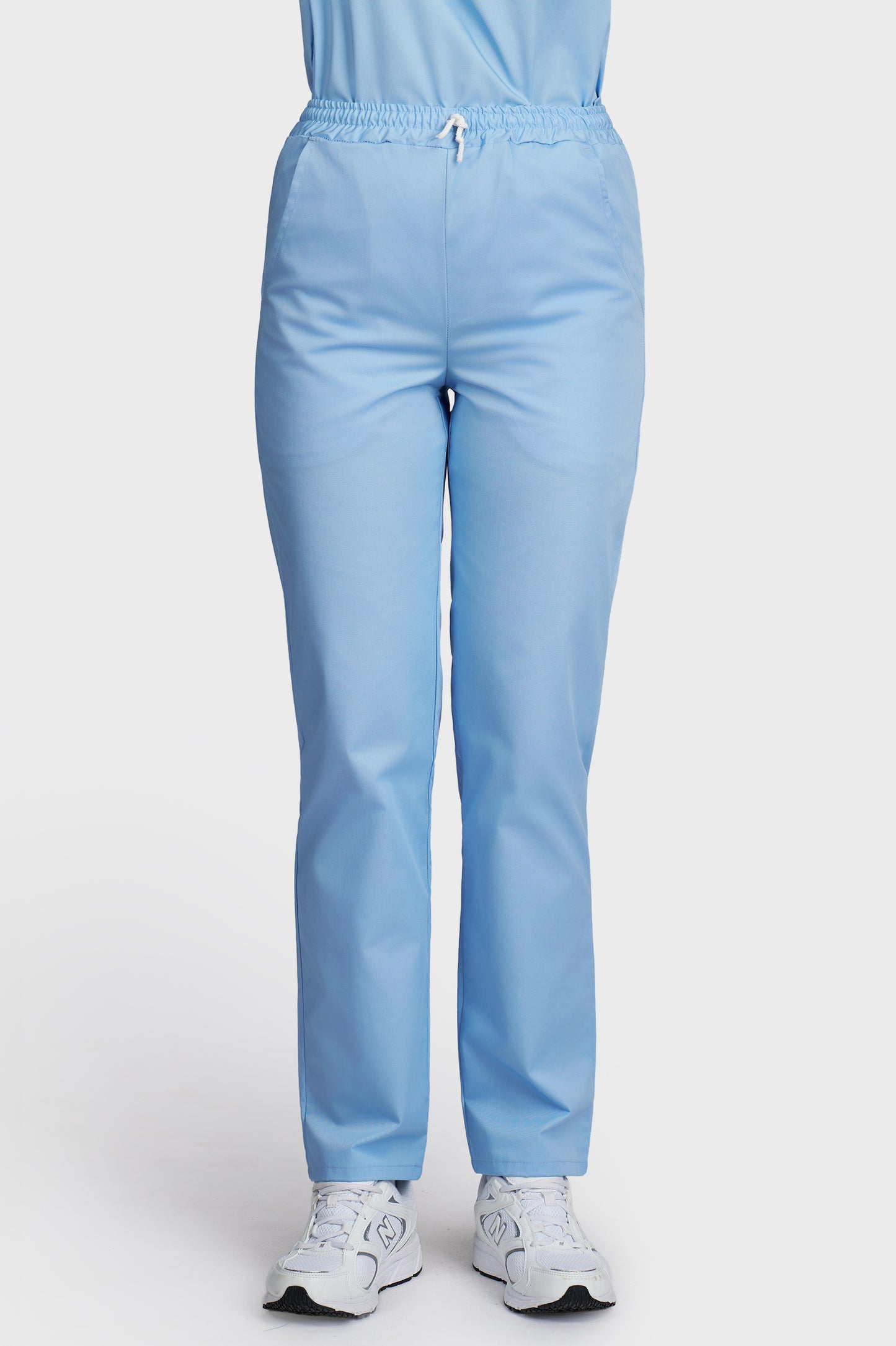 Pantaloni medicali femei cu elastic si snur bleu deschis - vedere din fata - AKITEX